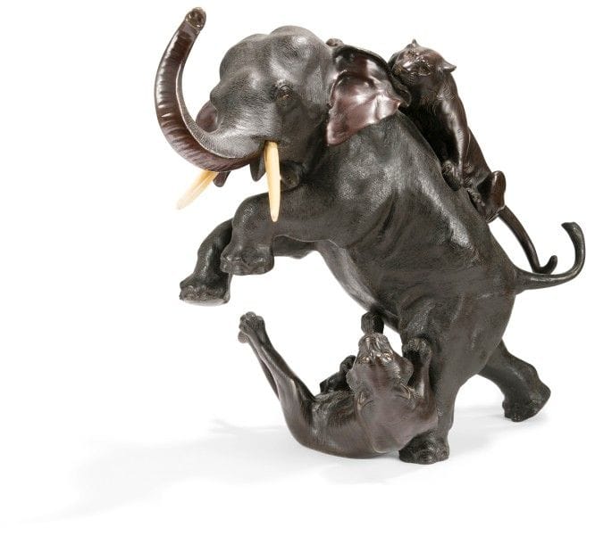 JAPON - Époque MEIJI (1868 - 1912)
Groupe en bronze à patine brune, éléphant attaqué par deux tigres. Les défenses en ivoire. 
Signé Tsunemitsu. 
(Manquent les incrustations des yeux, accident à la défense). 
Hauteur : 44 cm