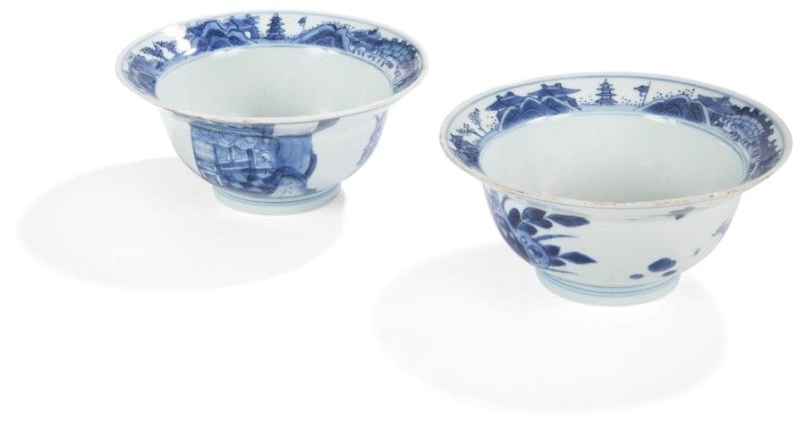CHINE - XVIIIe siècle
Paire de bols en porcelaine décorée en bleu sous couverte de paysage et pagodes. 
(Éclats). 
Diamètre : 14,7 cm