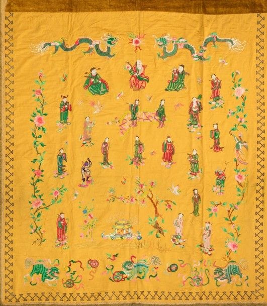 CHINE - XXe siècle
Tapisserie murale en soie brodée de fils polychromes et dorés à décor de dragons, chimères et immortels sur fond jaune.
Doublée en soie marron.
(Taches, accidents).
Dimensions : 274 x 244 cm