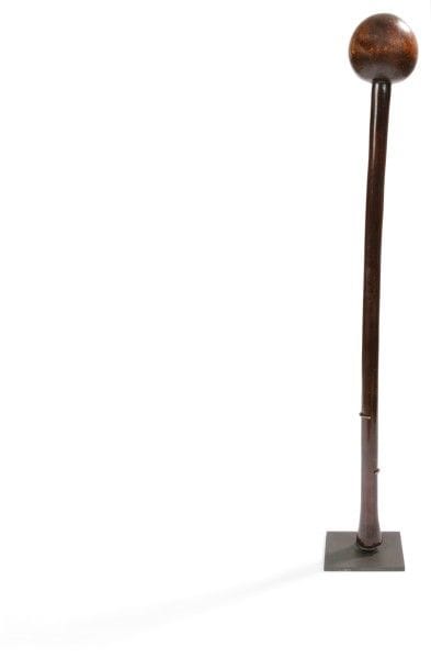 ZOULOU (RÉPUBLIQUE D’AFRIQUE du SUD)
Casse-tête
Beau casse-tête en bois à patine brun rouge, la tête en boule.
Longueur : 74 cm