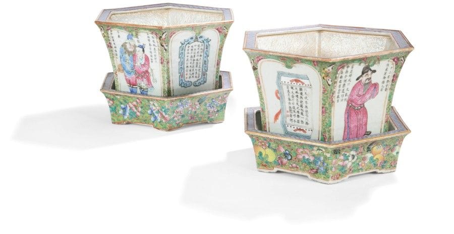CHINE, Canton - Époque DAOGUANG (1821 - 1850)
Paire de jardinières et leurs sous-coupes de forme hexagonale, en porcelaine polychrome représentant les héros d’une légende chinoise accompagnés de poèmes.
Les plateaux arborent une végétation luxuriante de fleurs, papillons et fruits tels que des grenades.
Au centre des plateaux est représentée une pivoine fleurie.
(Manques et restaurations).
Jardinières : Hauteur : 17,5 cm
Plateaux : 14 x 14 x 14 cm
