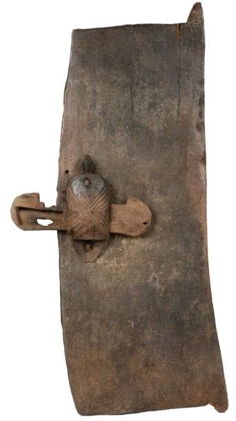 GURUNSI (BURKINA FASO)
Porte avec serrure
Porte en bois à patine brune. Serrure rapportée (?)
Hauteur : 114 cm - Largeur : 41 cm