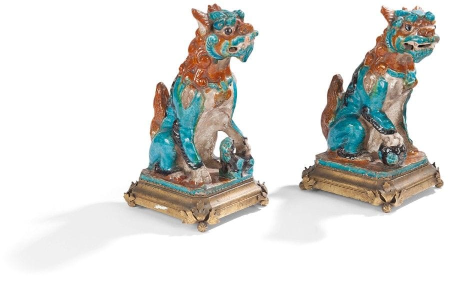 CHINE - Époque MING (1368 - 1644)
Paire de tuiles faîtières en grès émaillé turquoise et marron montées en bronze, représentant un couple de chimères mâle et femelle assis. 
(Éclats et manques). 
Hauteur : 29,4 cm