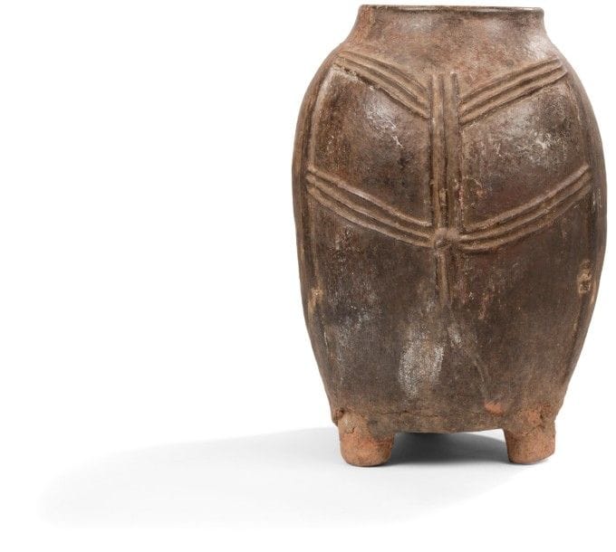 KURUMBA (BURKINA FASO)
Jarre grenier
Jarre en terre cuite ornée de motifs appliqués en relief, reproduisant les scarifications réalisées sur le ventre des femmes à la naissance de leur 1er enfant représentant un puissant symbole de fertilité, ces jarres servaient à conserver les grains de céréales. Fêle ancien avec restauration locale. 
Hauteur : 59 cm

Provenance : collection Durieu, Paris. 

Bibliographie : Terres cuites africaines, Musée Barbier-Mueller, Somogy, 2008, p.113 n°43.