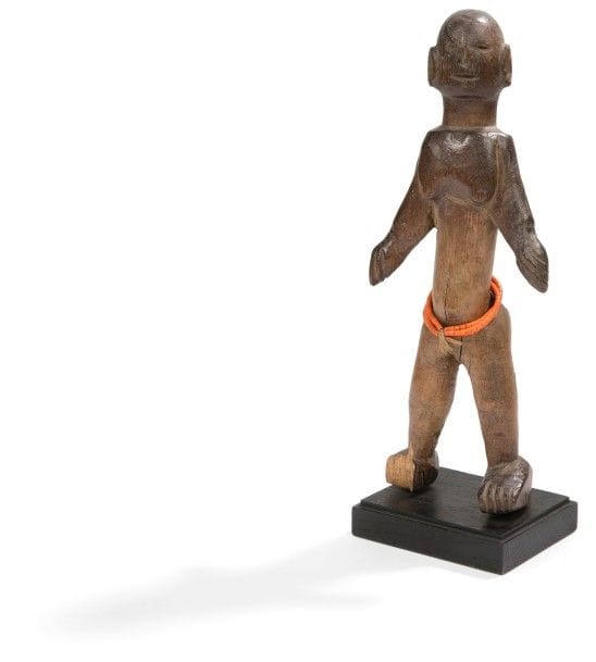 BWA-GURUNSI (BURKINA FASO)
Statuette
Rare statuette féminine, les bras et les jambes écartés. Poitrine massive. Bois à patine brune, ceinture de perles, cassure au pied droit
Hauteur : 29 cm