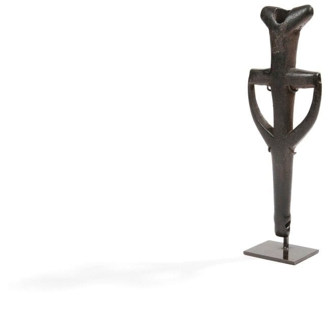 BWA-NUNUMA (BURKINA FASO)
Flute
Anthropomorphe, à patine noire de fumée, finement granuleuse, témoignant d’un long séjour dans les solives d’une cuisine.
Hauteur : 22 cm

Provenance : collection Durieu, Paris.