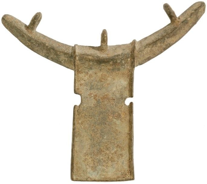 LORHON - GAN (BURKINA FASO) 
Pendentif en bronze 
Beau pendentif en bronze, fondu à cire perdue par les forgerons Lhoron, fondeurs de bijoux des peuples Ashanti, Ivoiriens et Voltaïques. 
Circa XIXe siècle. 
Hauteur : 15 cm 

Provenance : Collection D. et M. Meynet, Lyon.