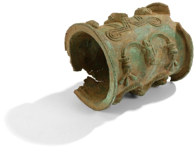 IJEBU YOROUBA (NIGERIA) 
Bracelet en bronze 
Bracelet rituel de la société Ogboni décoré de visages humains stylisés reliés élégamment à des groupes de trois petits grelots en relief, belle patine d’oxydation verte, magnifique fonte à cire perdue. Circa début du XIXe siècle. 
Hauteur : 11 cm - Diamètre : 9,5 cm 

Provenance : Collection D. et M. Meynet, Lyon.