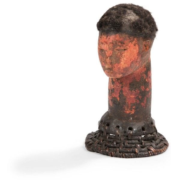 EKOI (NIGERIA)
Cimier
Rare cimier en bois amarré à une base en fibres végétales tressées. Il est sculpté d’un petit buste humain d’une grande finesse et d’une grande douceur. Patine rouge. Ces cimiers non recouverts de peau d’antilope sont très rares.
Hauteur : 18,5 cm

Provenance : Galerie Majestic, Paris,1980. Collection particulière, Paris.