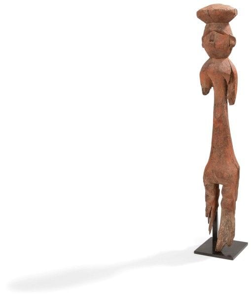 MAMA-KANTANA (Nigeria)
Statue
Très rare statue masculine de la région du plateau de Jos, de facture très allongée et cubisante. Si les masques des Mangam, des Kantana et des Mama sont bien connus, les statues de ces ethnies sont rarissimes. Très belle patine rouge, manques aux deux bras ce qui dégage le long buste et l’ombilic. Numéro de collection.
Hauteur : 55 cm

Provenance : récoltée in situ à Pankshin en 1981 par un ingénieur des eaux et forêts. Collection particulière, Bordeaux.