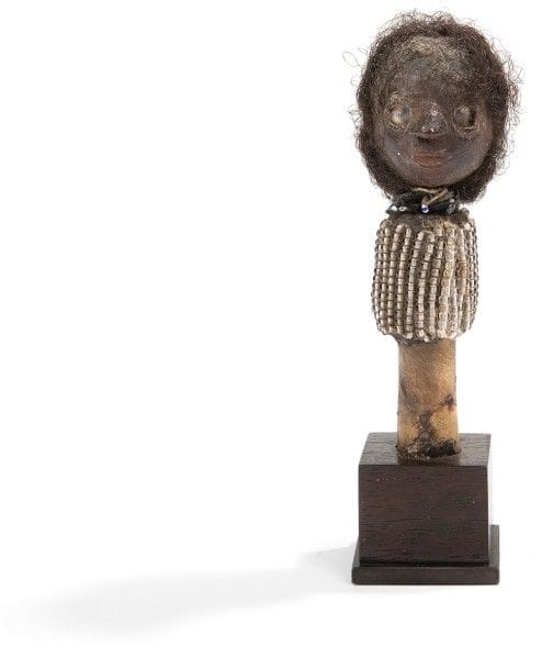 TIV (NIGERIA)
Flute
Flute de magie « IMBORIVUNGU » se rattachant au mythe de POOR, créateur de l’ethnie. Associée aux forces magiques de la nuit. Corps en os, perles, cire d’abeille, tête en bois, cheveux, yeux en éclats de verre. L’instrument émet un son rappelant celui de la chouette, oiseau associé aux manifestations surnaturelles.
Hauteur : 10 cm