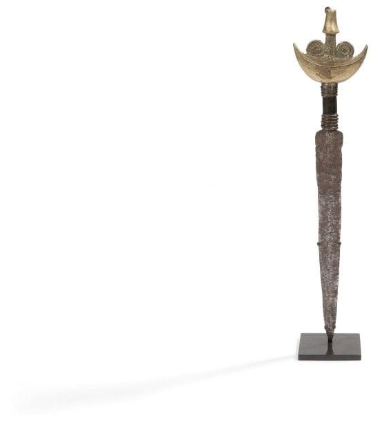 VERE-TIV (NIGERIA)
Dague rituelle
Belle arme de prestige de grande ancienneté, lame effilée en fer, poignée en bronze avec effigie phallique.
Hauteur : 37,5 cm