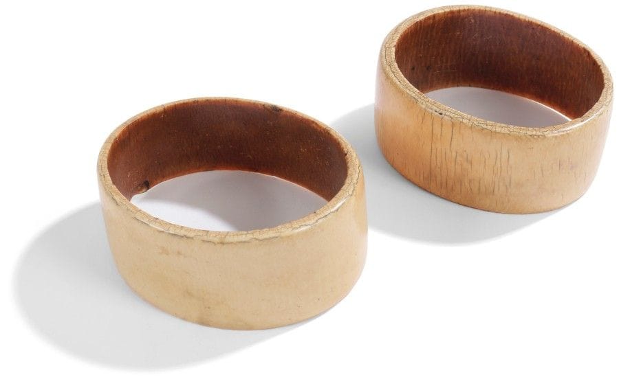 IGBO (NIGERIA) 
Lot de deux chevillières en ivoire 
Fausse paire de bracelets de cheville en ivoire brun clair et brun rouge. Belle usure. 
Circa 1940. 
Épaisseur : 4,5 cm - Diamètre : 11,5 cm

Provenance : Collection N. L. Bordeaux.