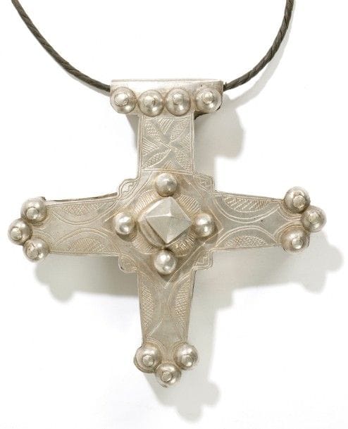 PEULH (MALI - NIGER) 
Deux croix en métal argenté 
Pendentifs en forme de croix en argent bas titre, rehaussés de clous en argent, décoré de motifs géométriques. 
Hauteurs : 11,5 cm - 10 cm
Largeurs : 11,5 cm - 10,5 cm

Provenance : Galerie F. Robichez, Paris.