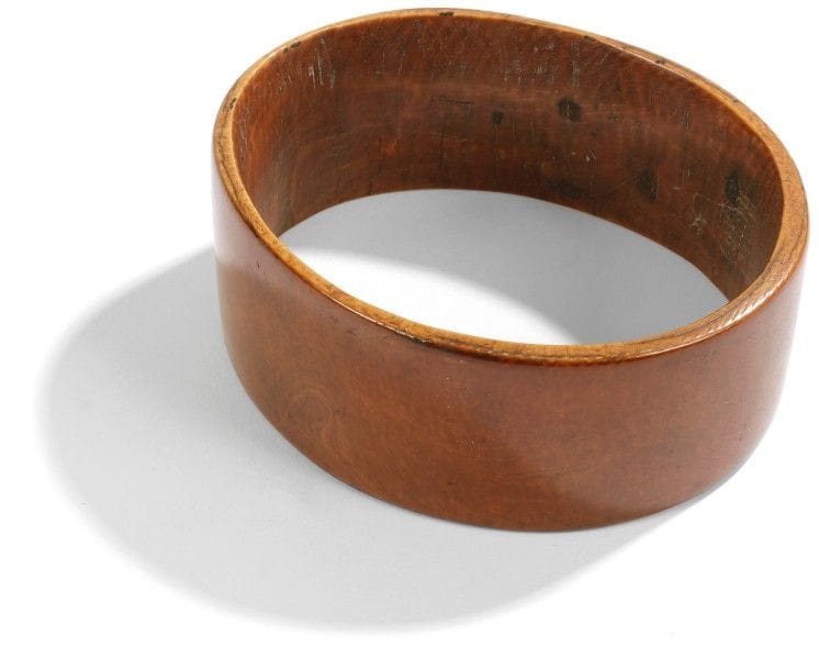 IGBO (NIGERIA) 
Chevillière en ivoire 
Belle chevillière en ivoire brun rouge. Circa 1940. 
Épaisseur : 4,5 cm - Diamètre : 12 cm 

Provenance : Collection N. L. Bordeaux.