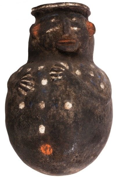 MAMBILA (CAMEROUN - NIGERIA) 
Jarre 
Récipient en terre cuite représentant un ancêtre, les bras sur le ventre, le col de la jarre représentant le visage. Rehauts de kaolin et d’ocre rouge. 
Hauteur : 47 cm

Provenance : Collection du Dr M.D., Paris.