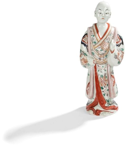 JAPON, Imari - XVIIIe-XIXe siècle
Statuette d’acteur japonais debout en porcelaine émaillée polychrome dite « d’Imari », portant un kimono fleuri.
(Fêlure au dos).
Hauteur : 45 cm 