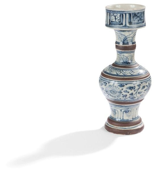 VIETNAM - XVIe-XVIIe siècle
Chandelier en porcelaine bleu blanc à trois sections à panse basse et col long, percé au col.
Hauteur : 25,4 cm
