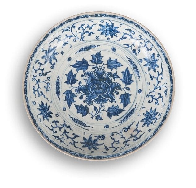 VIETNAM - XVIe siècle
Grand plat en porcelaine blanche émaillée en bleu sous couverte de fleurs de lotus feuillagées dans un médaillon central et sur le marli. 
Diamètre : 36 cm

Référence similaire dans Vietnamese Ceramics, a separate tradition, by John Stevenson and John Guy, Art Media Resources with Avery Press, p.327.
