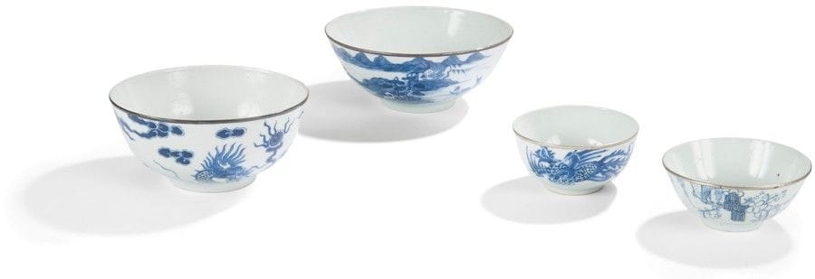 VIETNAM - XIXe siècle
Ensemble de quatre bols en porcelaine bleu blanc cerclés de métal, deux grands et deux petits, à décor de dragon et de scènes dans un paysages montagneux. 
Diamètre : 10,5 et 18,3 cm