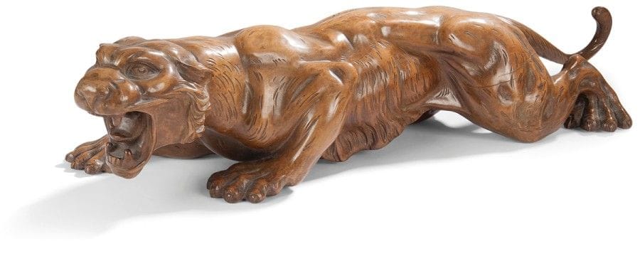 JAPON - Époque MEIJI (1868 - 1912)
Statuette de tigre en bois sculpté grognant plaqué au sol, sur la défensive. 
(Manque une dent, gerces). 
Longueur : 70 cm