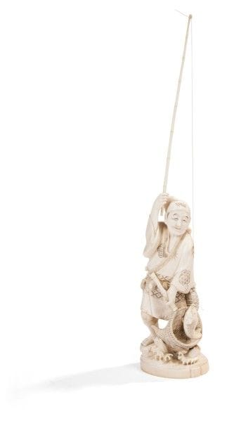 JAPON - Époque MEIJI (1868 - 1912)
Okimono en ivoire, pêcheur debout attrapant un poisson avec sa canne. Signé Gyokuyama. 
Hauteur personnage : 20 cm
Hauteur totale : 39 cm