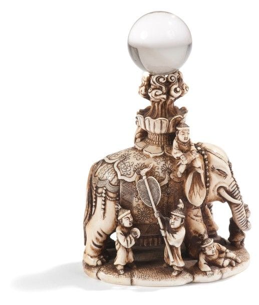 JAPON - Époque MEIJI (1868 - 1912)
Okimono en ivoire à patine jaune, éléphant entouré d’enfants, portant sur le dos une boule de cristal.
Hauteur : 13 cm