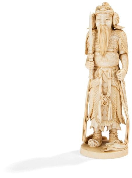 JAPON - Époque MEIJI (1868 - 1912)
Okimono en ivoire, Shoki debout tenant son sabre, vêtu de son armure. Signé Jinkei. 
Hauteur : 19 cm