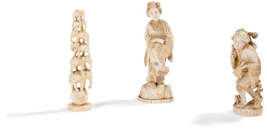 JAPON - Époque MEIJI (1868 - 1912)
Trois okimonos dont un en ivoire et deux en dent de morse, pyramide d’éléphants, jeune femme debout et paysan portant une branche avec une gourde. 
(Petits manques). 
Hauteur : de 15 à 21 cm