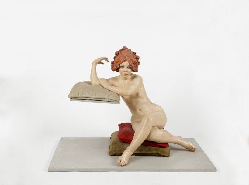 Tony GREENWOOD (XXe siècle)
Nu au coussins, 1975
Sculpture en résine peinte et coussins.
Monogrammée et datée sur le pied.
69 x 97 cm