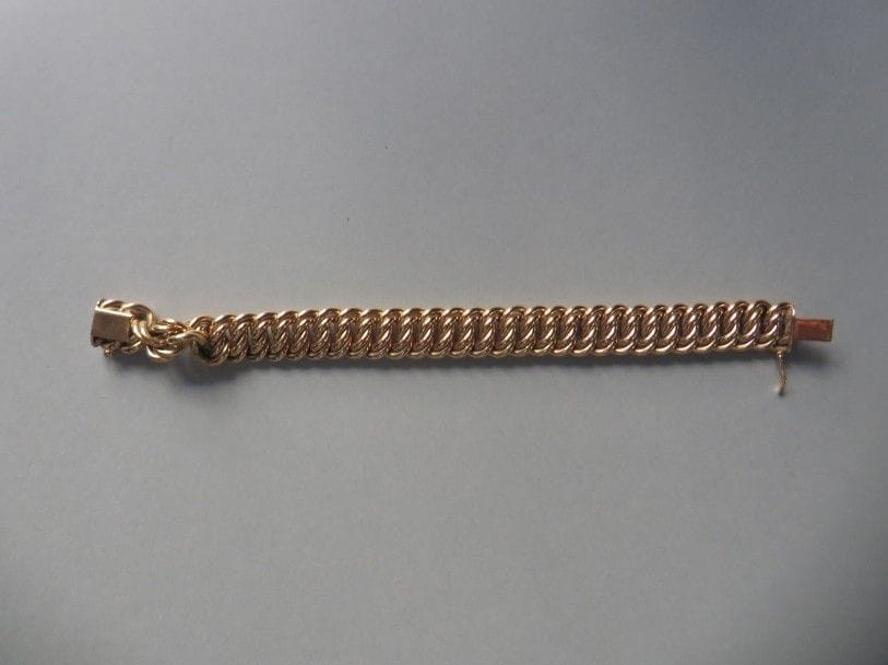 Bracelet gourmette en or. {CR}Poids : 22,22 g
FRAIS DE VENTE : 8% HT