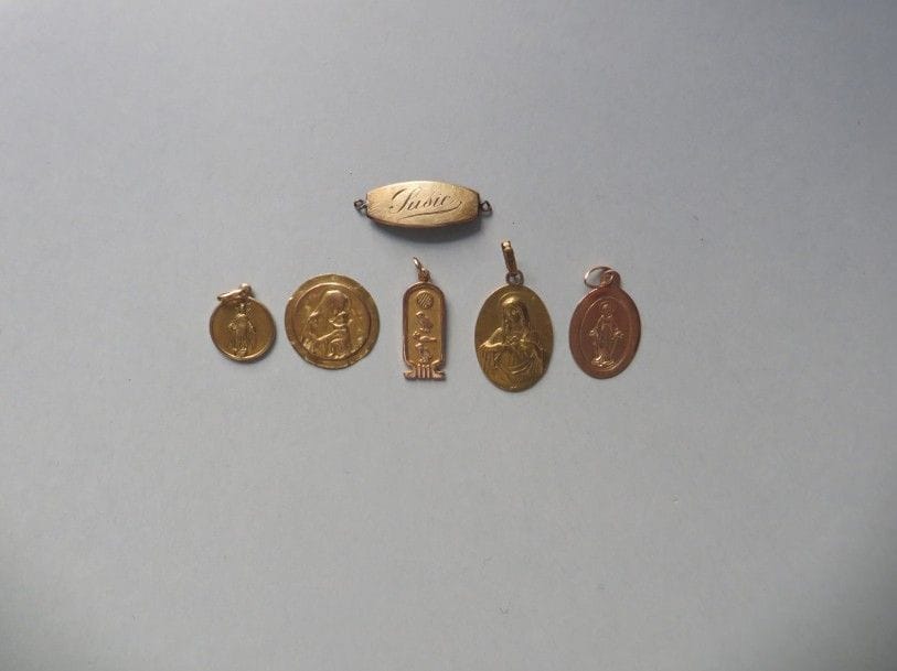 Débris d'or 18K : 6 médailles. {CR}Poids : 11,40 g
FRAIS DE VENTE : 8% HT
