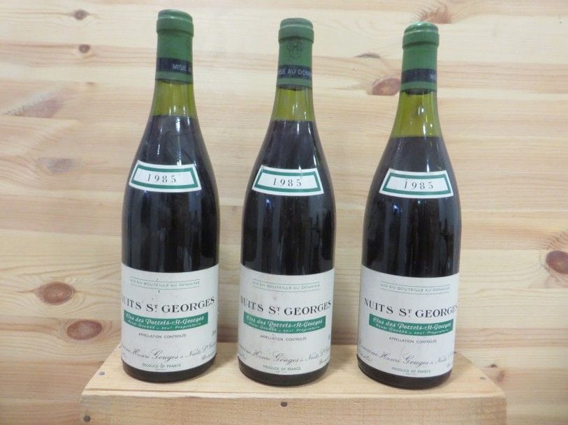 3 B, NUITS ST GEORGES CLOS DES PORRETS ST GEORGES (1 er Cru) 1 à 2,6 cm et 1 à 3,7 cm sur capsule; e.f.s. légères, Gouges, 1985