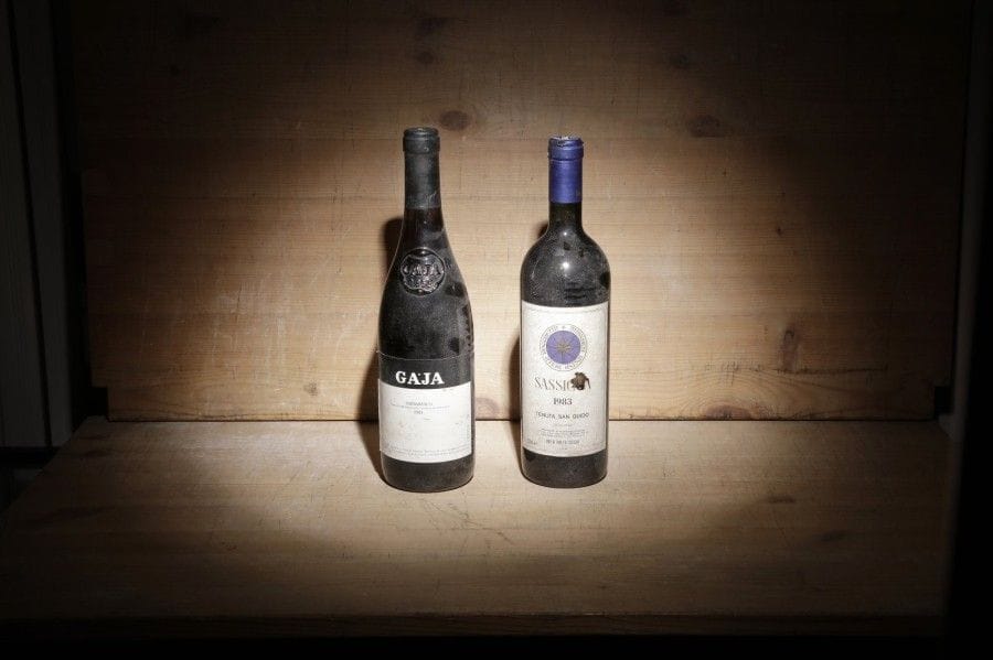 1 B, SASSICAIA (e.t; 1 accroc haut capsule légèrement sale), Tenuta San Guido, 1983
1 B, BARBARESCO (e.t. légère), Gaja, 1983