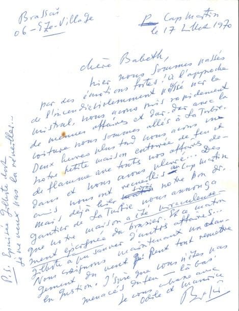 Gyula Halász dit BRASSAÏ (1899-1984) photographe. 6 L.A.S. et 3 L.S. avec ajouts autographes, 1968-1976, à ses amis Léo et Babeth ; 9 pages in-4 et 3 pages et demie in-8, certaines à son adresse, d’autres avec en-têtes d’hôtels.

Sur ses expositions aux États-Unis. New York 1er novembre 1968. Sa monographie Brassaï vient de paraître. « La première manche est gagnée, je pense. Il y avait environ 300-350 personnes (invitées) à l’inauguration de mon exposition au Museum of Modern Art [...] Le musée projettera aussi, pendant toute la durée de mon exposition mon seul et unique film Tant qu’il y aura des bêtes à la Cinémathèque deux fois par semaine »... Il prépare son exposition de sculptures, dessins et tapisseries... Cap Martin 17 juillet 1970. Ayant dû fuir un violent incendie déclenché dans leur village et poussé par le mistral, leur maison de la Grande Corniche a été miraculeusement épargnée du brasier ; ils ont été recueillis chez des amis... Èze-Village 22 juillet, récit de l’incendie qui a ravagé la région ; ils pourront réintégrer leur maison dans quelques jours... New York 4 juin 1973. Ayant tardé à regagner Paris depuis le Midi, il a eu peu de temps pour préparer ses deux expositions, à la Corcoran Gallery de Washington et à la Within Gallery. Sa femme et lui ont apprécié leur séjour à Washington, « qui baigne dans une verdure luxuriante ». L’exposition a rencontré un vif succès : « Beaucoup de personnes sont venues de New York, de Chicago, et même de San Francisco à l’inauguration, comme Ansel Adams, le plus célèbre photographe vivant de l’Amérique ». Toutes ses photographies ont été vendues... 25 juin 1976. Il est question d’un conflit juridique, « l’affaire Marlborough »... Il ira à Menton assister à la Biennale où une salle lui est consacrée... New York 20 septembre 1976. Il regrette que ses amis n’aient pu être présents au vernissage de son exposition : « la galerie était comm