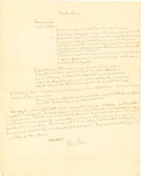 Louis ARAGON (1897-1982).
L.A.S. en forme de poème, Trente-et-un, [31 décembre 1918, à Jean Cocteau] ; 1 page grand in-4 à l’encre brune (marques de plis).

Lettre-poème à Jean Cocteau.
« Bonne année. Le Rhin déborde.
Je me promène parmi les inondations, l’univers à mon image.
Parfois l’eau est trop verte ou trop violette, et le pont de bateaux de Drusenheim emporté par le fleuve jaune a passé devant le poste de grand’garde. Mon ami le lieutenant qui connaît toutes les colonies et qui a fait couper la tête d’un chef de village quand il était commissaire de police à Lang-son, a ordonné qu’on présente les armes aux pontons emportés à la dérive en souvenir de Rimbaud.
Têtes des osiers sortant seules des forêts inondées : vieilles fantasmagories, gnomes vous ne me faîtes pas peur, je ne redoute plus que les machines-à-écrire-mystères.
Les yeux bleus de l’Allemand qui m’a joué la mort de Boris Godounov [...].
à Strasbourg chez un petit papetier qui vend les journaux, je trouve tout Gobineau. Cherchons, si nous y trouvions Lautréamont ou Jarry.
Pour que j’y puisse aller à la messe de minuit, Vauban a construit à Fort-Louis une église à ma taille. Dire tout haut dans la nef : la majesté de ces lieux.
Vous voyez bien qu’on se fait à toutes les vies. Mais je m’attends aux pires catastrophes. Les lettres de Paris m’apportent l’écho affaibli des chants magiques. Je ne suis guère ce tourbillon. Qu’écrivent donc les gens je ne sais plus rien. André B. [Breton] vous a-t-il montré son Monsieur V. [poème de Mont de piété].
Le plus émouvant poème. Mais aussitôt qu’il l’eut écrit, incompréhensible galvanisation. C’est depuis ce billet qu’il m’a écrit que je suis en grand deuil de mon ami André. Désormais je reste seul sur la terre. Si par hasard André n’était que disparu. Comme j’ignore la vie et la ville, quand paraîtra le Cap [de Bonne-Espérance] tant espéré ? Je ne vous parle pas de vous, ceci est une lettre de Bonne Année »...