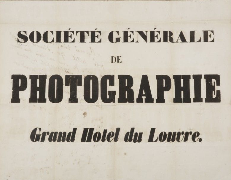 Félix Tournachon, dit NADAR (1820-1910).
L.A.S. « Nadar-chon » au dos d’une affiche, [vers 1855 ?], à « Ga » [Paul Gavarni ?] ; demi-page in-fol. (43 x 55 cm).

Très rare affiche sur les débuts de Nadar photographe, annonçant simplement : « Société générale de PHOTOGRAPHIE 
 Grand Hôtel du Louvre ».
Ce projet de Nadar, qui s’inscrit dans le sillage de la Société héliographique (1851-1853) et de la Société française de photographie (fondée le 15 novembre 1854), semble avoir été formé à l’automne 1855. Nadar, qui était alors en procès avec son frère Adrien, voulait installer cette « Société générale de photographie » sur le toit du Grand Hôtel du Louvre, rue de Rivoli, et reçut le soutien du baron Taylor, de Gavarni, Dauzats, Delacroix, Diaz, Nanteuil, Troyon, du marquis de Chennevières, etc. Mais le projet n’aboutit pas [voir le catalogue Nadar. Les années créatrices : 1854-1960, Musée d’Orsay, 1994, p. 304], et cette affiche en est un des rares témoignages.
Au dos, d’une grande écriture, Nadar a écrit : « Merci bien, mon joli petit Ga, d’avoir pensé à moi. Je vous en sais bien bon gré, mais il m’était impossible de vous aimer davantage. Je n’ai plus besoin. – Merci et bien à vous de tout mon cœur, Votre Nadar-chon ».