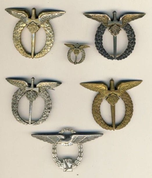 6 Brevets de pilote Tchecoslovaquie dont fabricant Provaznik, N°7 fabricant Z (ukov)?, 1 attache horizontale, 1 modèle 3 pattes rabattables, 1 miniature, ACSSR N°388 ZUKOV
