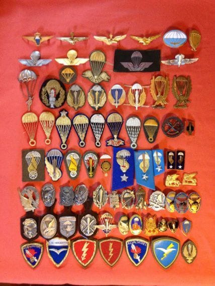 70 Insignes paras italiens 44 métalliques et 26 tissus dont brevet para 1er modèle Johnson, brevet armée de l’air 2e guerre, 2 modèles armée de l’air, bataillon libyen, régiment San Marco (attaches coupées)
