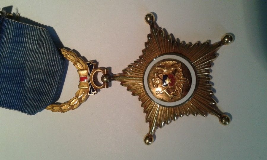 CHILI
Ordre du Mérite.
Créé le 3. 6. 1910.
5,2 cm (entre boules). Bronze doré. TBE.