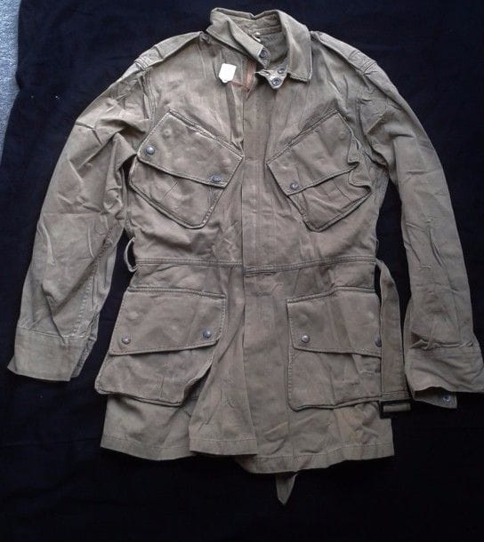 USA
Tenue de saut M. 42, veste et pantalon. Avec sa ceinture, pas d’écussons. B.E.