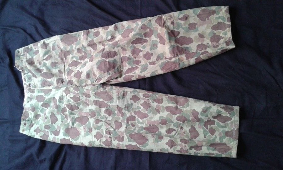 USA
Veste et pantalon camouflés US Marines. Etat très moyen.
Pantalon camouflé. (réversible) B.E.
Foulard taillé dans parachute camouflé.
Couvre casque Vietnam. Neuf
Affiche effort de guerre US. Etat moyen.