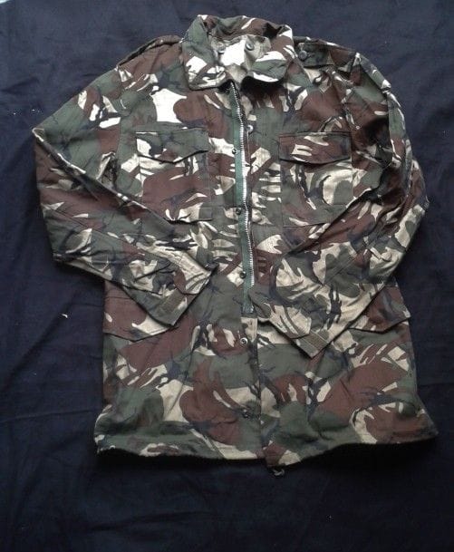 Lot non identifié.
-3 vareuses camouflées, 1 short, 1 T-shirt, 1 casquette. E.M et B.E.
- Vareuse kaki non identifiée (US ?) E.M.