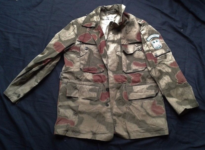 Lot 7 tenues
Italie. Veste et pantalons camouflés, type San Marco. BE
Allemagne Gardes-frontières. Camouflage «marais» Splittermuster-starke» mod. 1956. -Veste hiver écussonnée «Bundesgrenzschutz» Veste d’été avec capuche.
G.B. Veste camouflage désert. 73. B.E.
Suisse. - Suisse. Pantalon camouflé. Mod. 57. B.E
Tchécoslovaquie. Blouse camouflée avec casquette souple. B.E.
Veste de para mexicain (non camouflée)
Pologne. Veste camouflée. B.E.