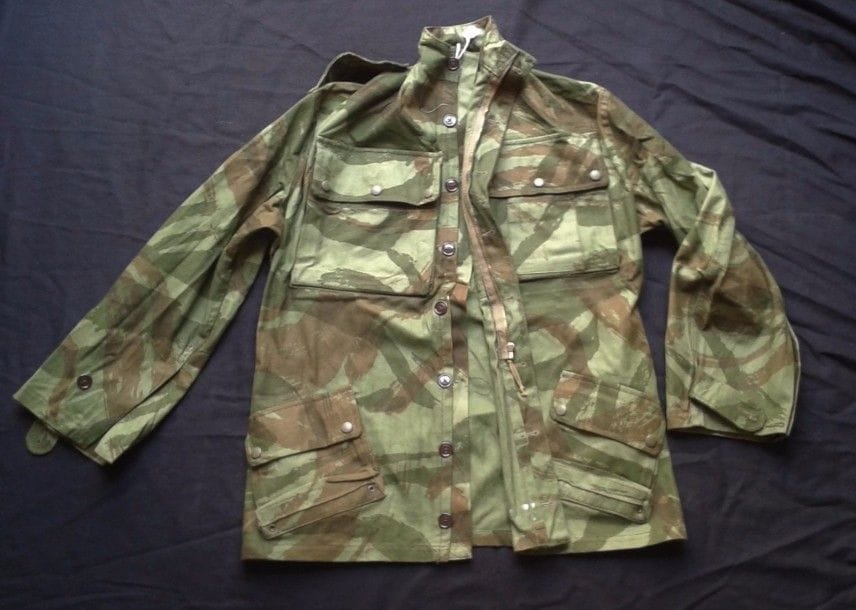 Tenue camouflée française mod. 47 / 56, veste, pantalon, état neuf.
Pantalon camouflé français mod. 47 / 53, état neuf avec bretelles.
Veste para française, non camouflée, datée 1958. E.M (manque 1 bouton)
