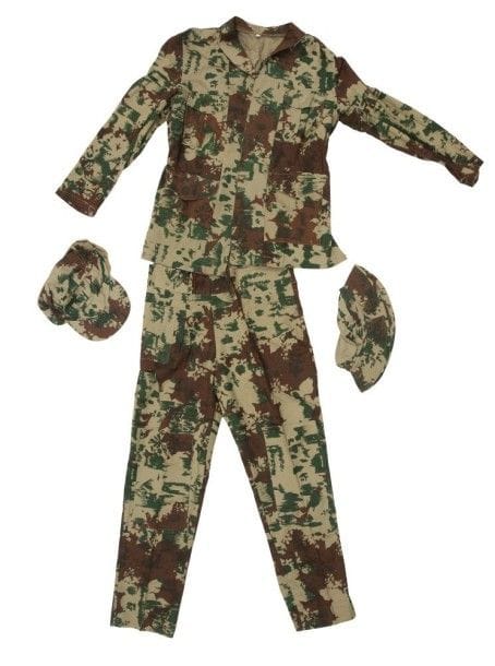 RHODESIE
Veste, pantalon, chemise, casquette camouflés. Neuf. Daté 1976.
Afrique du Sud; Veste-pantalon- chapeau-casquette camouflés. TBE