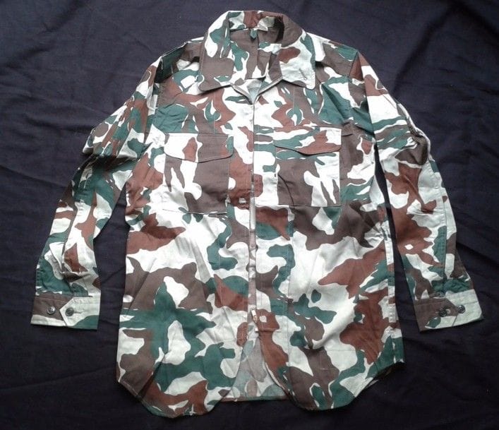 Lot 7 tenues.
Japon. Tenue camouflée d’été, veste, pantalon, état neuf.
Italie. Veste, (état moyen), pantalon (état neuf) avec bretelles camouflés type San Marco.
Egypte. Veste, pantalon camouflés, réversibles. Etat neuf.
Bahrein Veste camouflée 1974 (mod. G.B. 1960)
Zaïre (RDC) Veste-pantalon camouflés division Kamanoyla TBE.
Thaïlande. Veste-pantalon camouflés (Style US).Neuf
Belgique. Veste de para camouflée. 1975 TBE