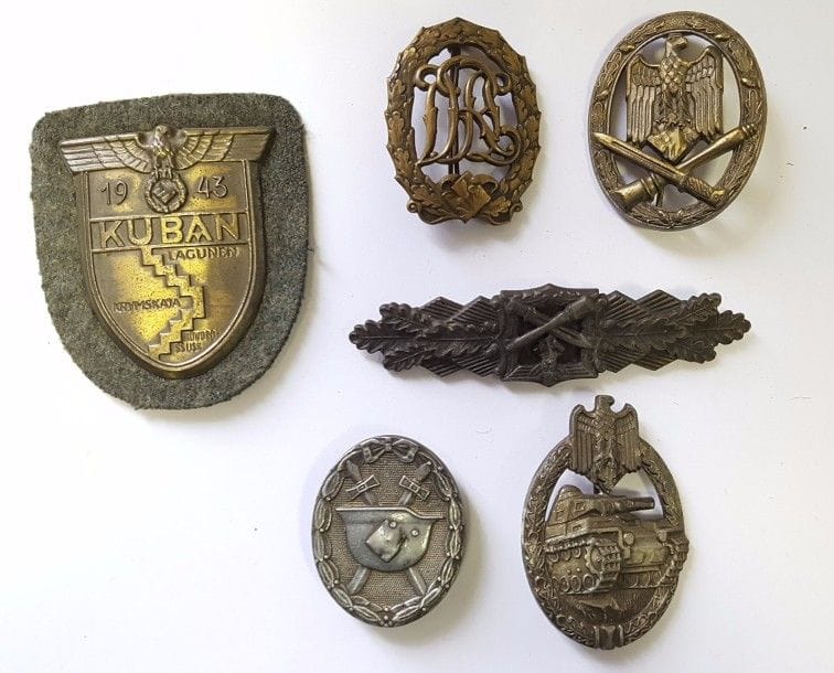 Insigne «Kuban 1943» avec socle tissus.
- Insigne blessé (Marquage L / 56)
- Insigne d’Assaut infanterie.
- Insigne assaut char.
- Brevet sportif militaire
- Insigne combat rapproché. (F.E.C.W.E. Peekhaus. Berlin)