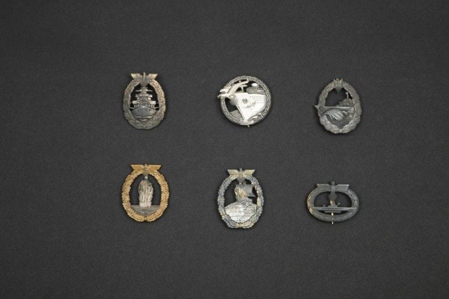 KRIEGSMARINE
- Insigne sous-marin (zinc)
- Insigne destroyers (zinc)
- Insigne Briseurs de blocus. (Métal): FEC Otto Placzek. Berlin. Ausf. Schwerin.
- Insigne Démineurs. (Métal)
- Insigne Croiseurs auxiliaires. (Zinc)
- Insigne Flotte de haute mer.
