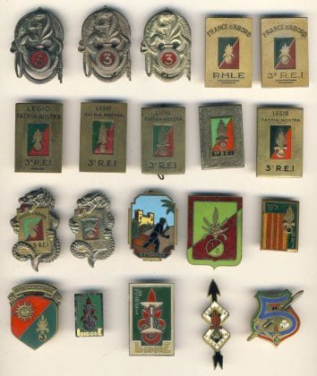 20 Insignes Légion 3e REI dont 3 REI salamandre surmoulage Indochine, 3e REI rectangle surmoulage d’Indochine, 3 REI dragon locale d’Indochine, 1 / 3 REI «bagnard bleu ciel» (Augis), 1 / 3 REI (AB pastille), 7 / 3 «grand Isidore» locale d’Indochine, 8e Cie / 2e Bon / 3 REI n°128